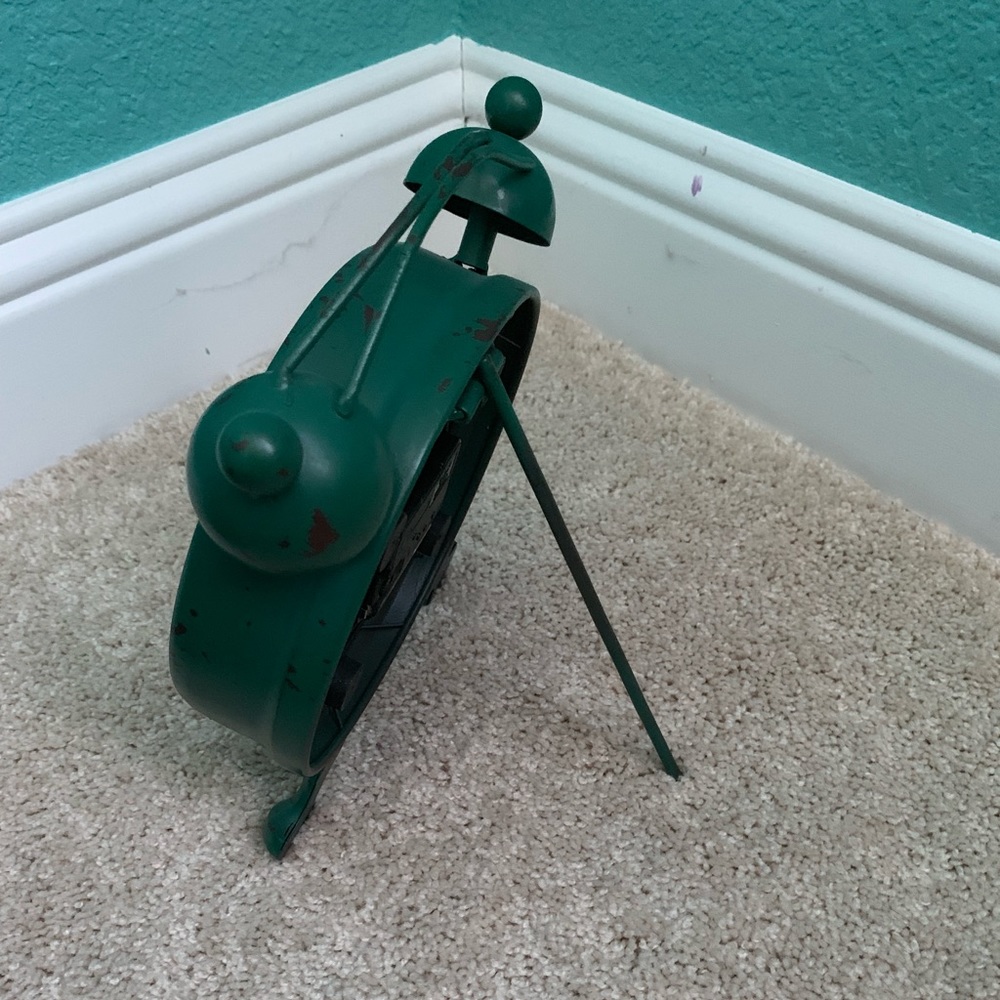 Distressed green clock - Picture 2 of 3